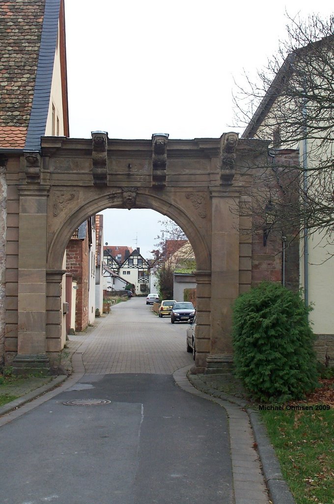 Tor eingangs des ehem. Schlosses (heute Mennonitengemeinde) in Friedelsheim by Michael Ohmsen