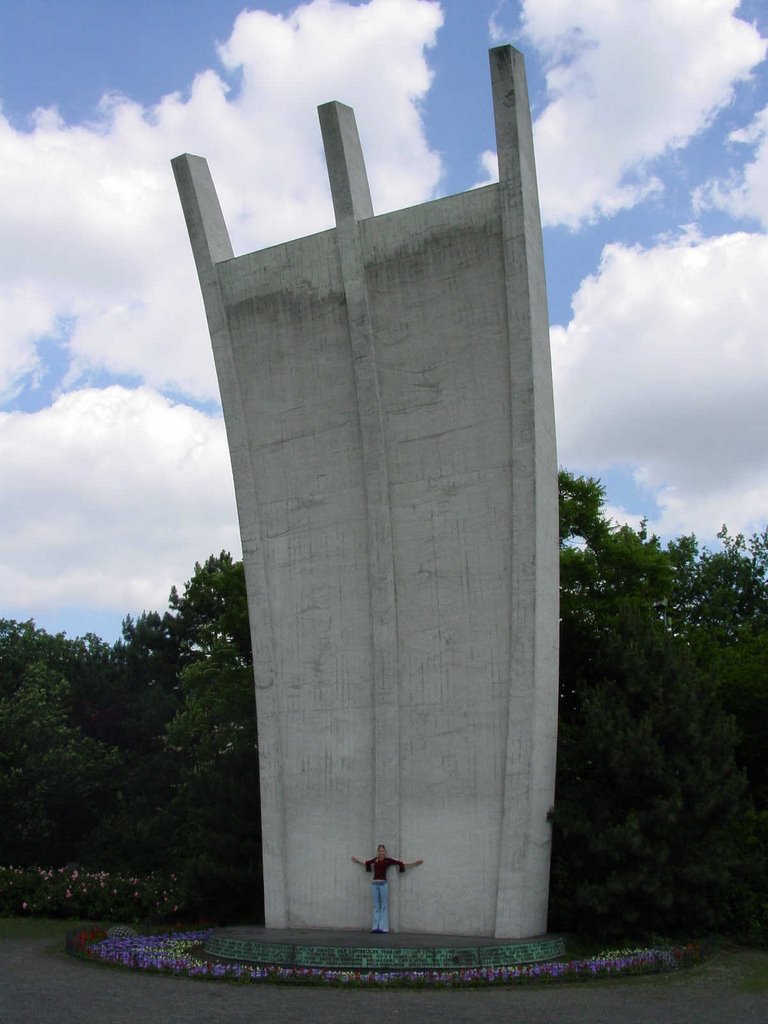 Berlin13-Luftbrueckendenkmal (045°) by © Roland