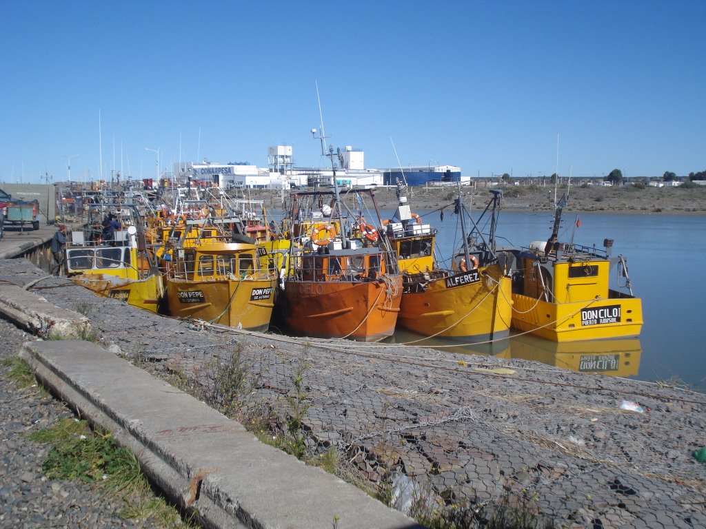 Astillero en Pto La Unión,donde desemboca el rio Chubut al oceano Atlantico. by georgina guichaquelen