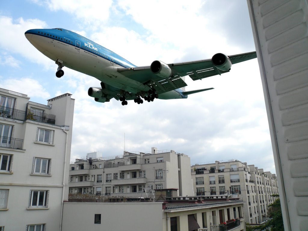 B747 en rase motte au dessus de Neuilly by Antonin G