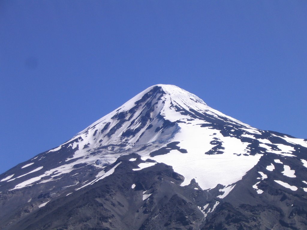 Volcán Lanin, Paso Tromen Mamuil Malal desde lado argentino. by Patricia Santini