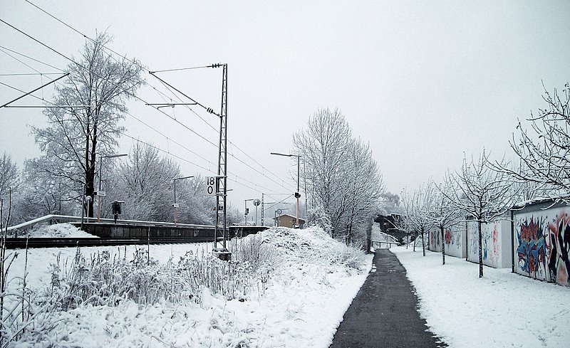 Eichenau, Ostpreußenweg am Bahnhof by H.Becker