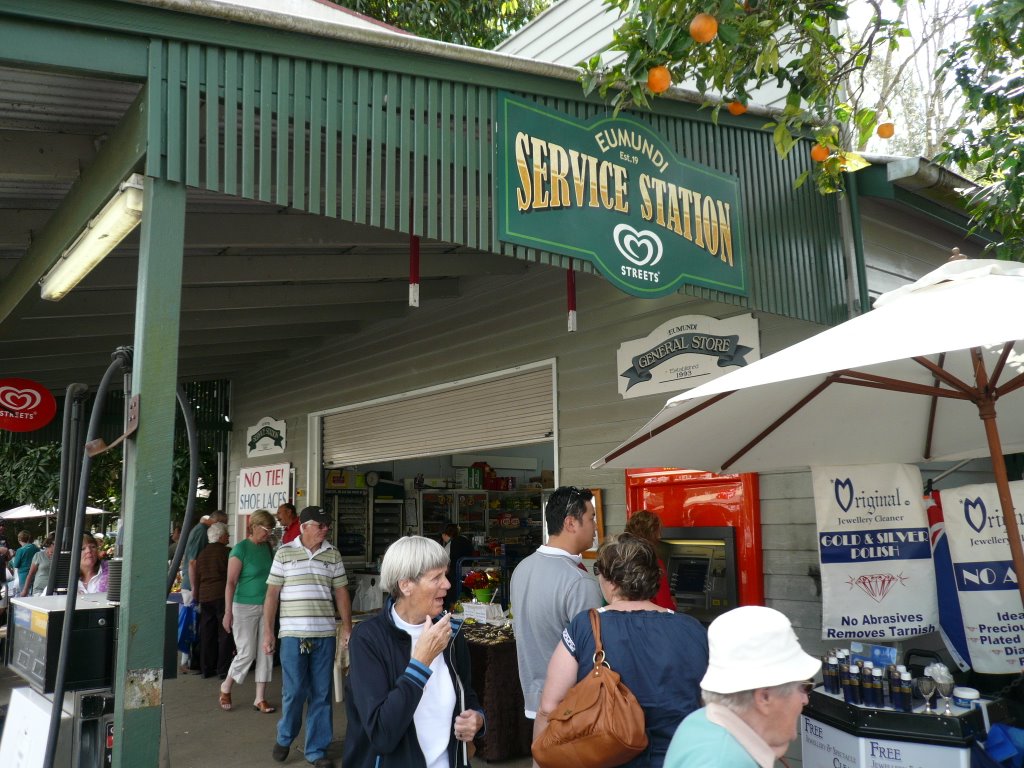 Morning Market at Eumundi, QLD by Gwoeii