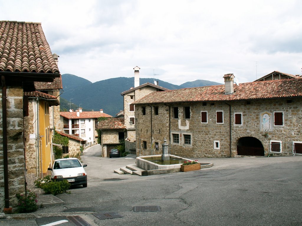 Frisanco - piazzetta con fontana - by aldo.chittaro