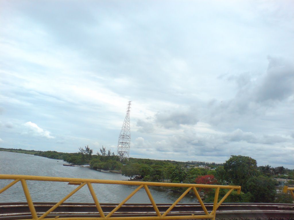 VISTA DESDE EL PUENTE COATZA I by luispinos