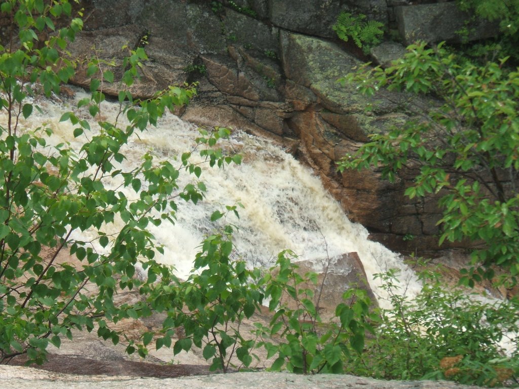 Lower Plunge at Thoreau Falls by lukelbd