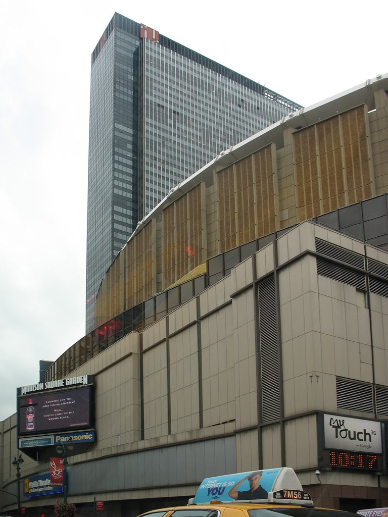 USA - NY - New York City. Chelsea. 8th Av. at Madison Sq. Garden by ®mene