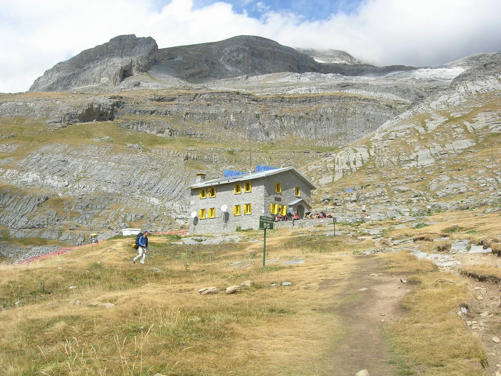 Refugio de Goriz Monte Perdido Pirineo Aragones by maresmemontainn