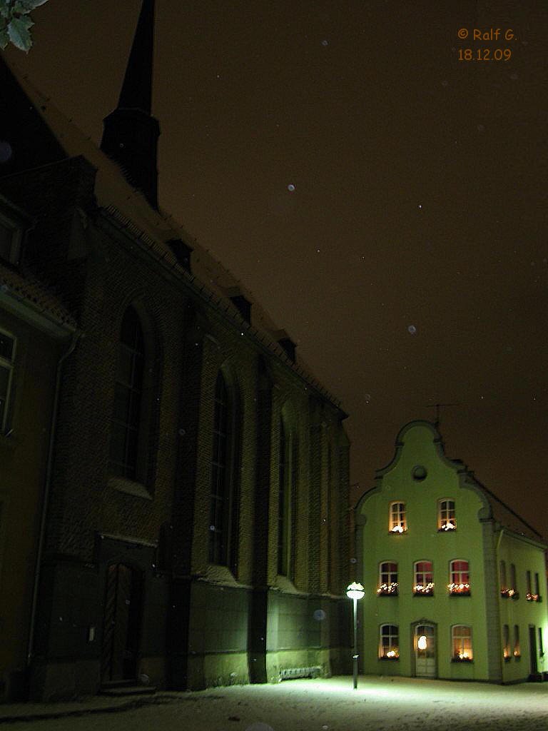 Neuss: Noch mehr Schnee über der Marienberg-Kapelle ... by Ralf_G.