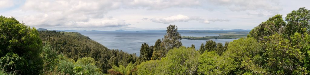 Lake Taupo by avalanche-2000