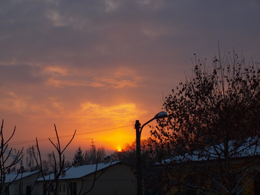 Tramonto sui tetti innevati - Sunset on snow-covered roofs by sguinguetta