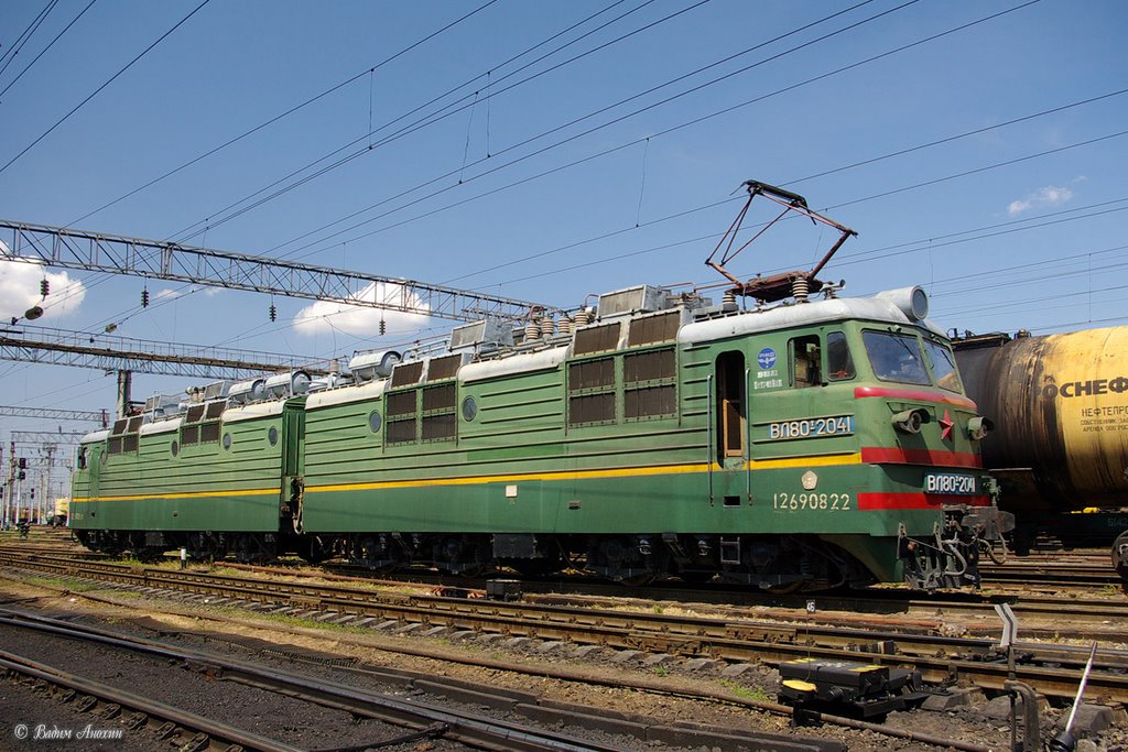 Electric locomotive VL80T-2041 on the train station Sal'sk by Vadim Anokhin