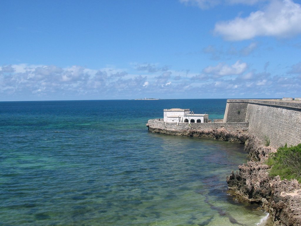 Capela, terraço da Fortaleza, Ilha de Moçambique by Hélder K. Correia