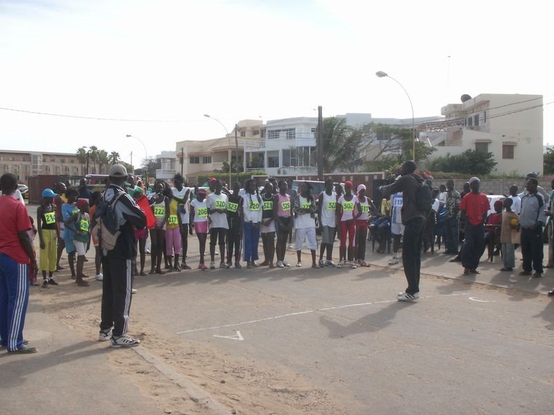 Départ d'une course près de l'hôtel la Brasérade, Dakar by tubalk1