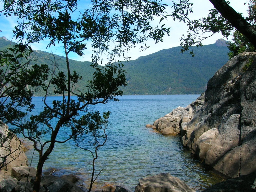 Playa de Yuco y lago Lacar. (San Martín de los Andes, Neuquén) by Fernando Mantese