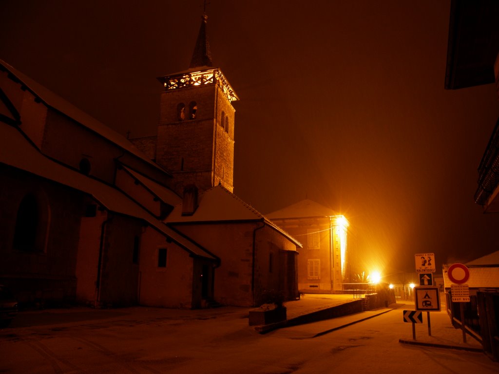 2009-12-20 L'Eglise de Yenne une nuit de neige by Julien LIBERT