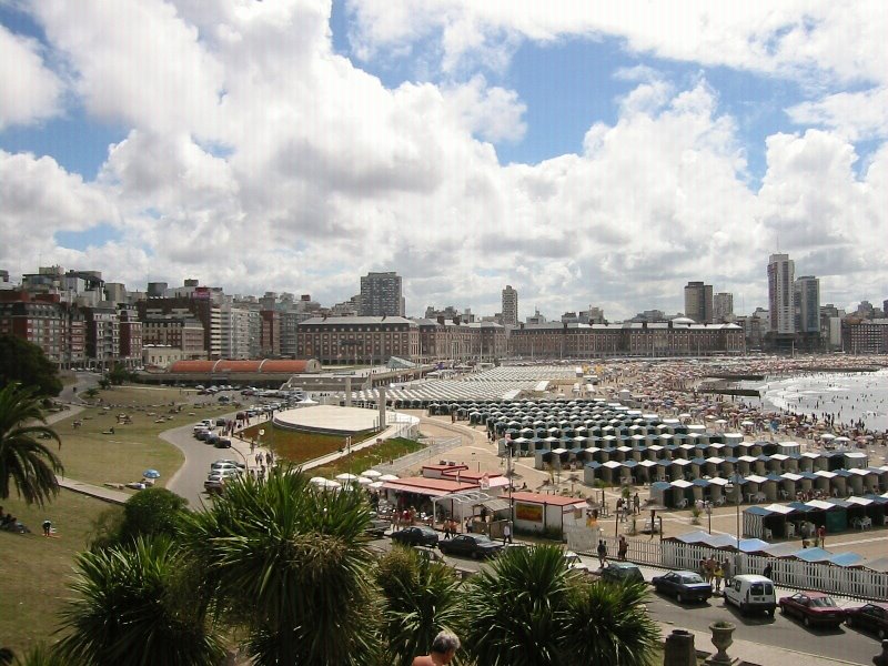 Mar del Plata en verano(2006) Playa Bristol by Laci1941