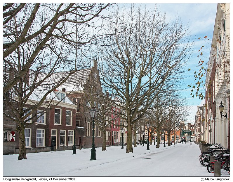 Hooglandse Kerkgracht in snow (Leiden, the Netherlands) by Marco Langbroek