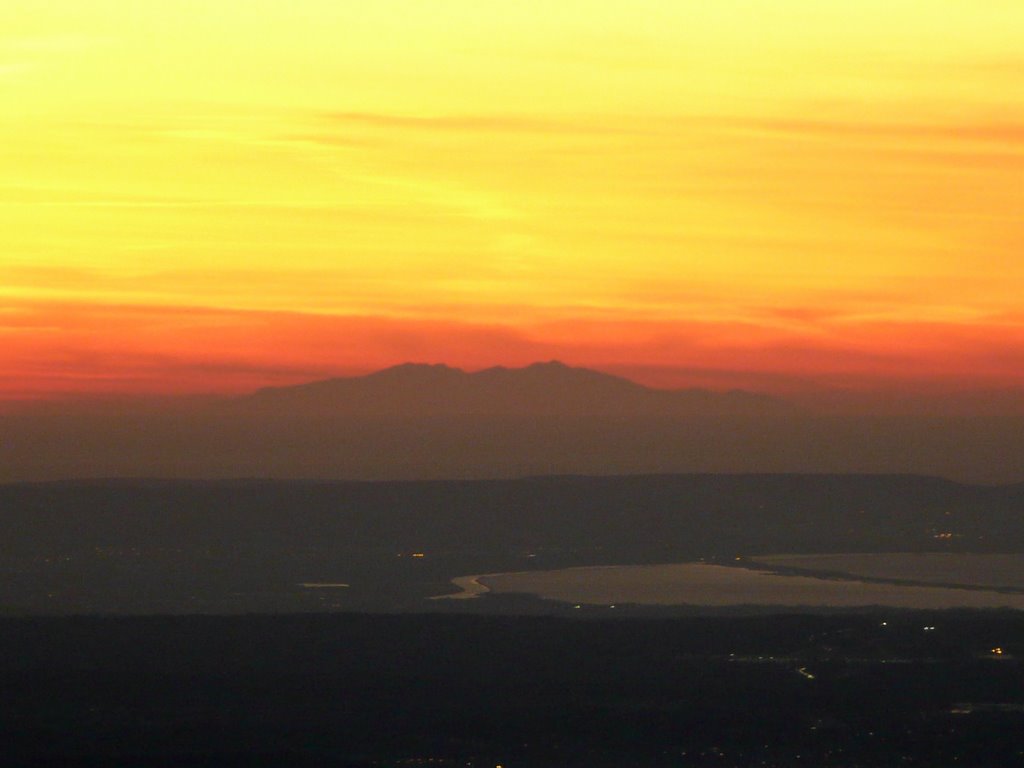 Canigou vu de sainte victoire by bruno Carrias