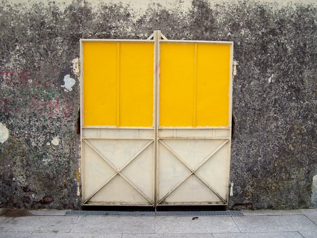 Yellow door by fabiopani