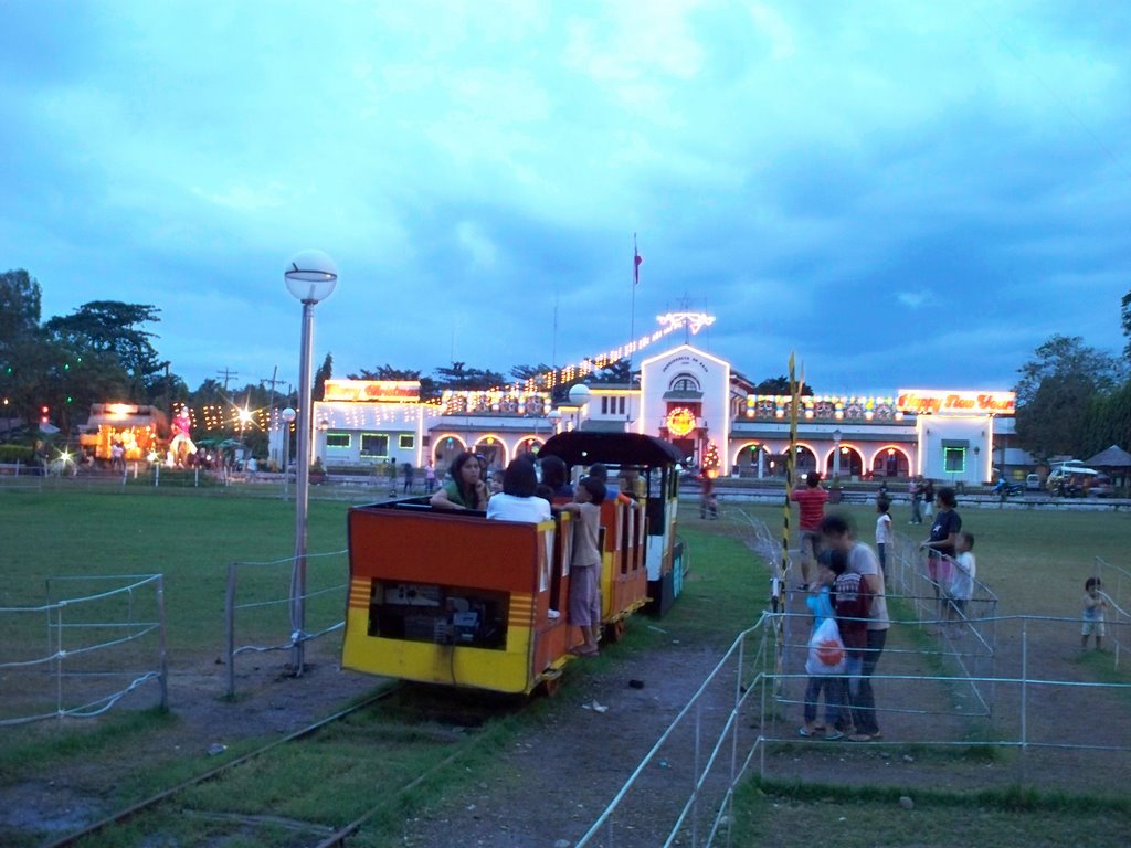 Free mini-locomotive rides in Bais City, Oriental Negros, Philippines by kang © francis b i ♣