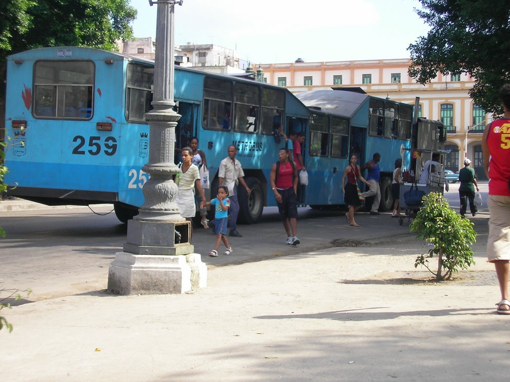 Cuban bus by Nathalie & Tim