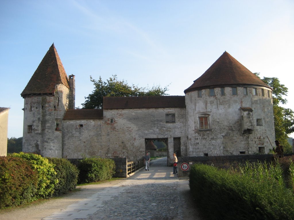 Burg in Burghausen by JuliafromBavaria