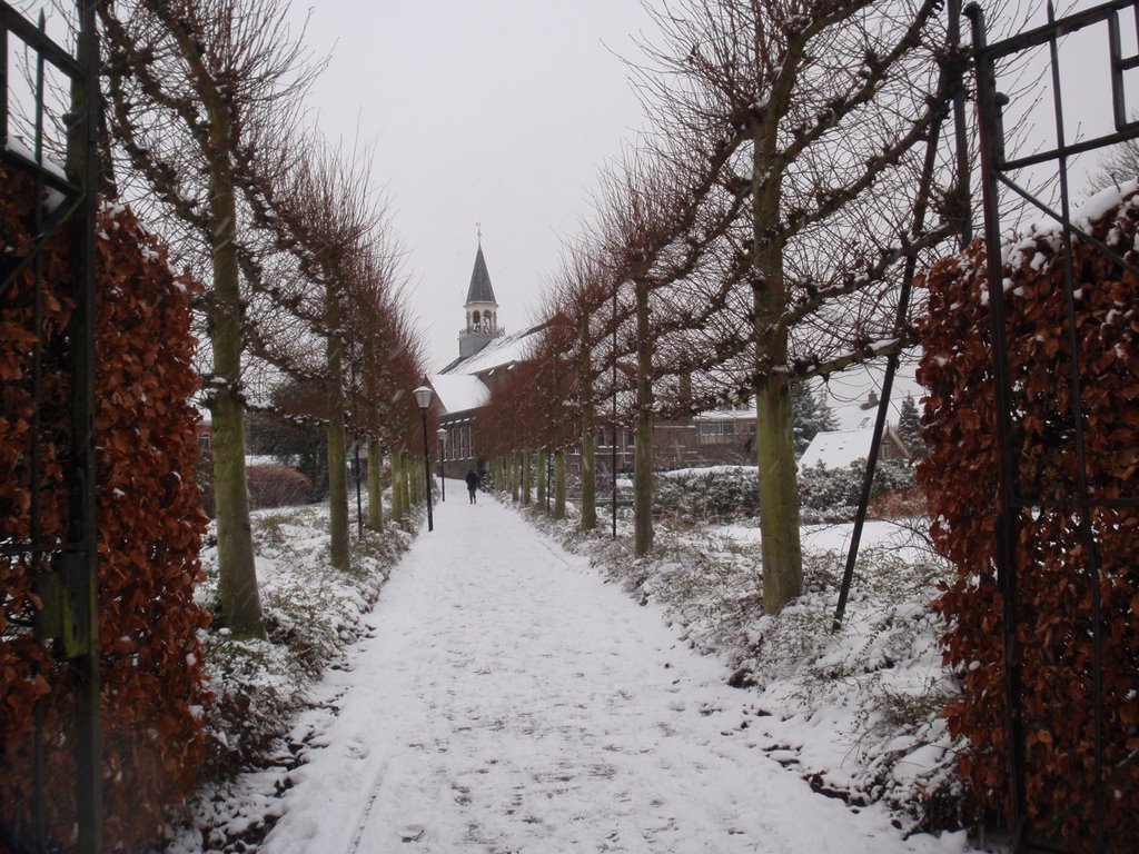 Kerkpad vanaf het hek by stevenvanValen+hannekeRolloos