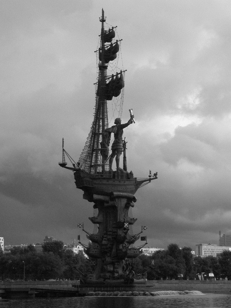 Impressive Russian Statue, Moscow by dckanitz