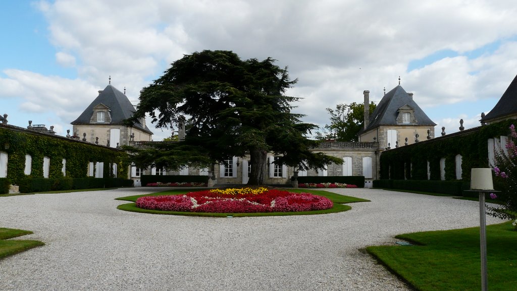 Saint Julien : Château Beychevelle côté cour by moodindigo