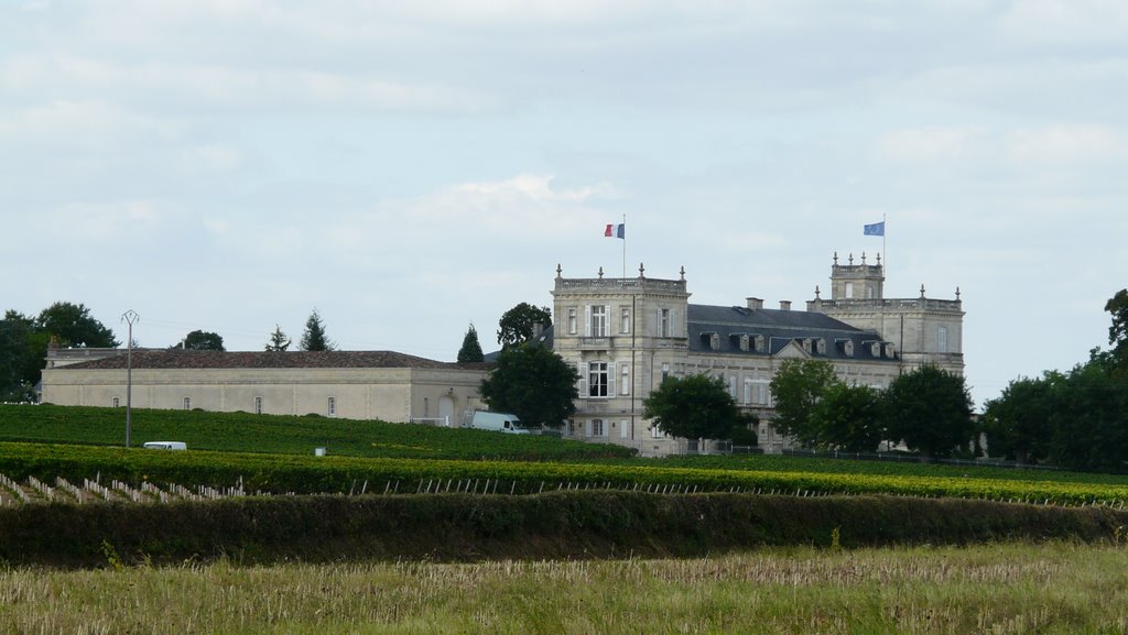 Saint Julien : Château Ducru Beaucaillou vu de Beychevelle by moodindigo