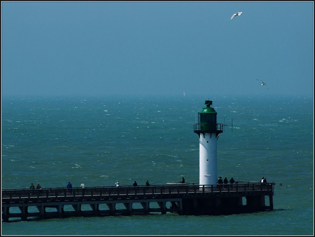 Lighthouse on pier of Calais / Világítótorony Calais mólóján by H. Prell Márta