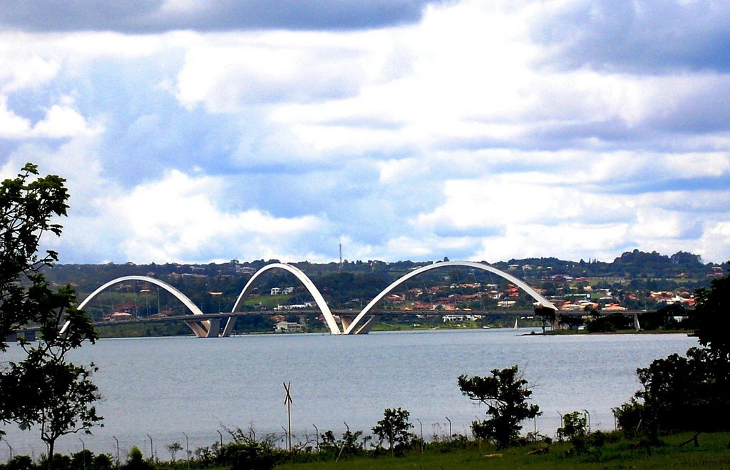 Ponte JK, no Lago Paranoá, desde o Palácio da Alvorada, Brasília by Rubens Craveiro