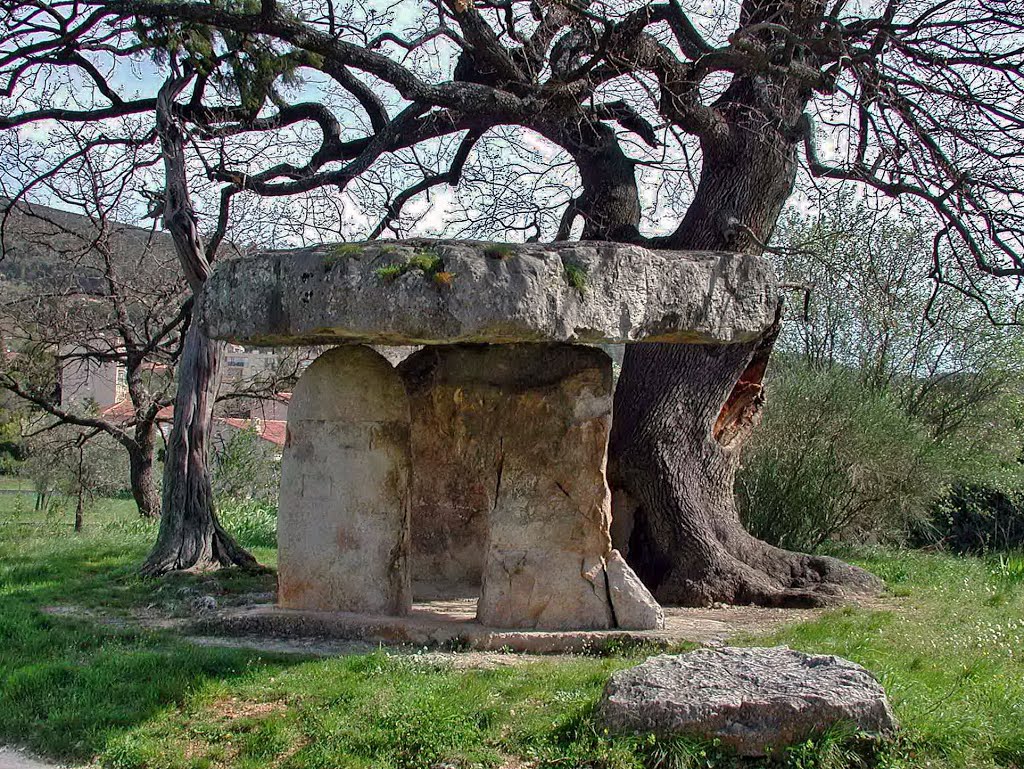 Dolmen des Fées (IMH) by Royon