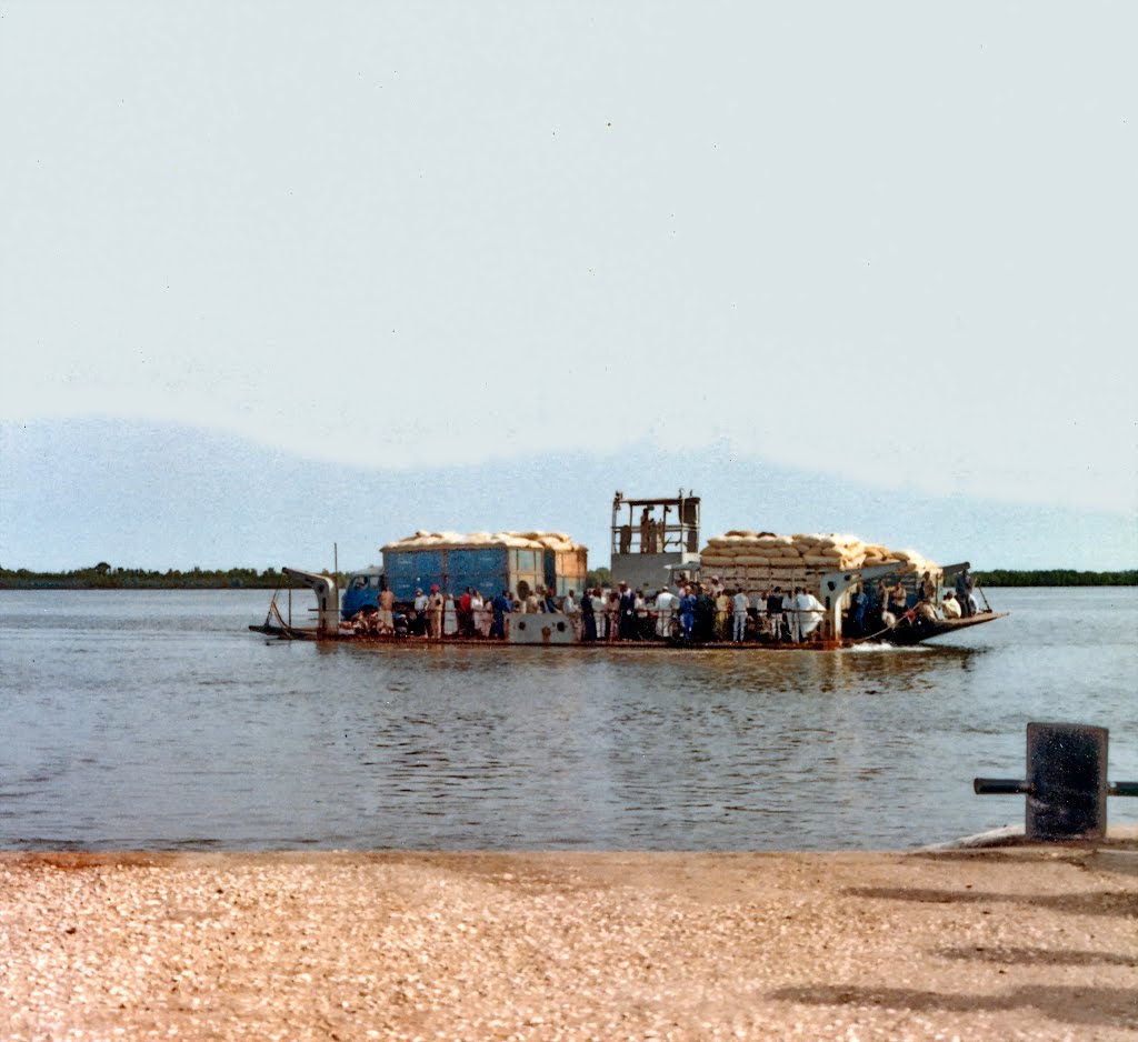 Ancien bac sur le Sénégal (1973) by Royon