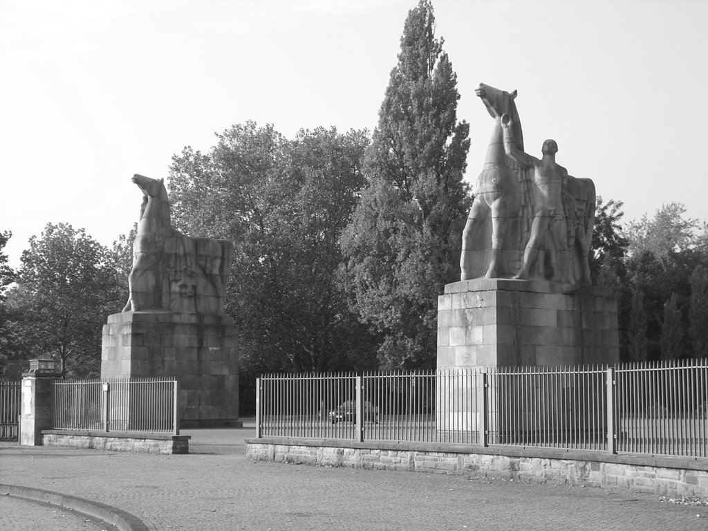 Düsseldorf-Stockum (Haupteingang zum Nordpark/„Rossebändiger“ /ehem.Reichsausstellung Schaffendes Volk 1937) September 2009 by DortmundWestfalica