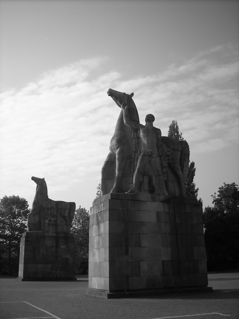 Düsseldorf-Stockum (Haupteingang zum Nordpark/„Rossebändiger“ /ehem.Reichsausstellung Schaffendes Volk 1937) September 2009 by DortmundWestfalica