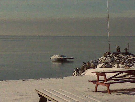 Icebergs on Lake Erie by jeepkidd