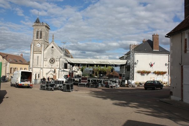 Le coeur du village de Pourrain pendant la preparation du festival Lune Amitié by titou622