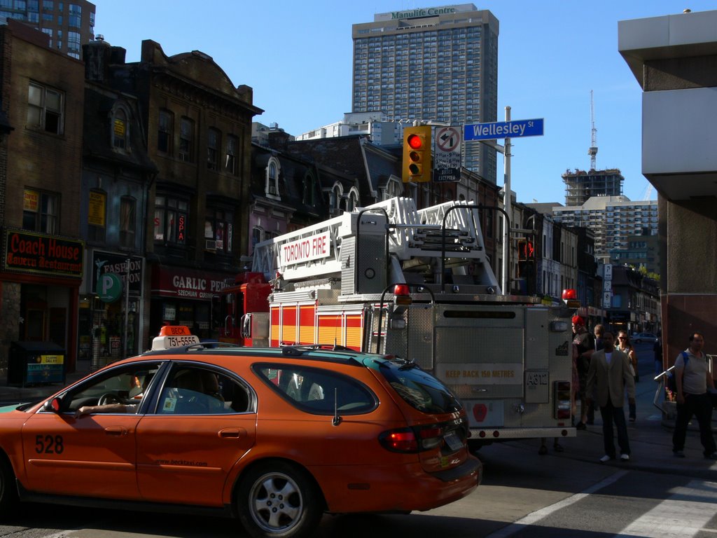 Toronto - Yonge Street by Naru Kenji