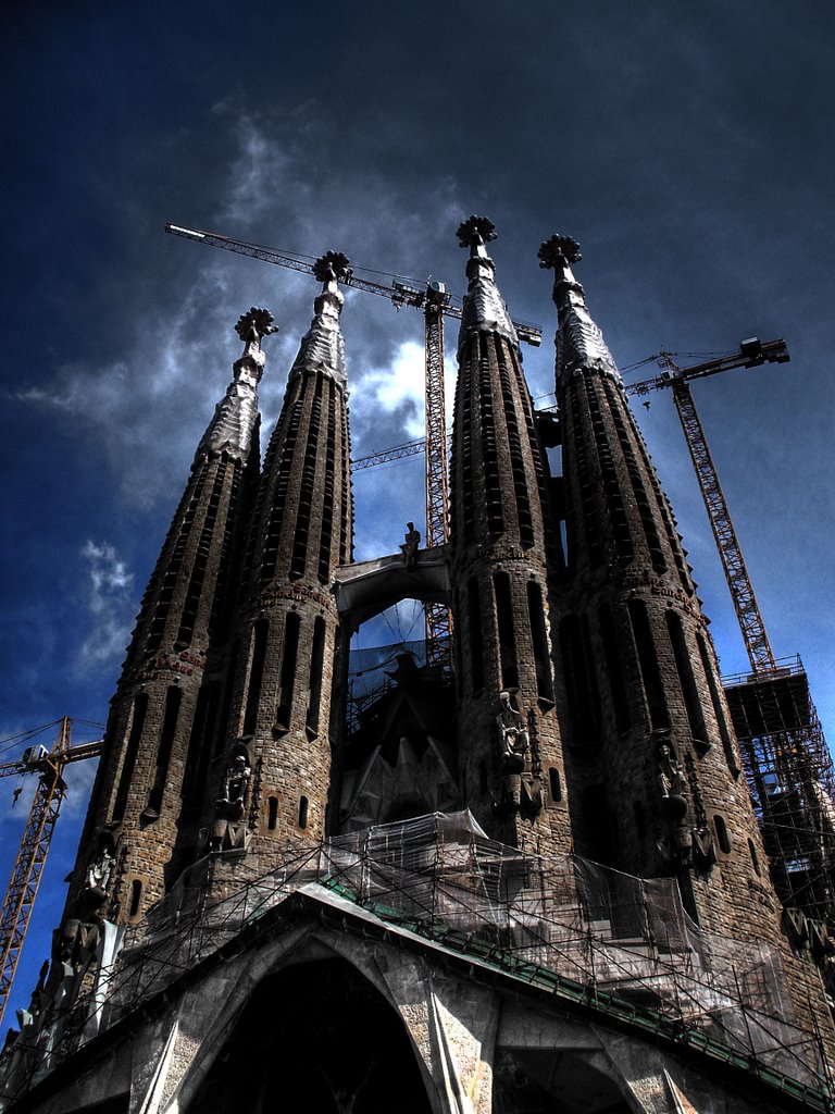 Sagrada Familia HDR by Villariego