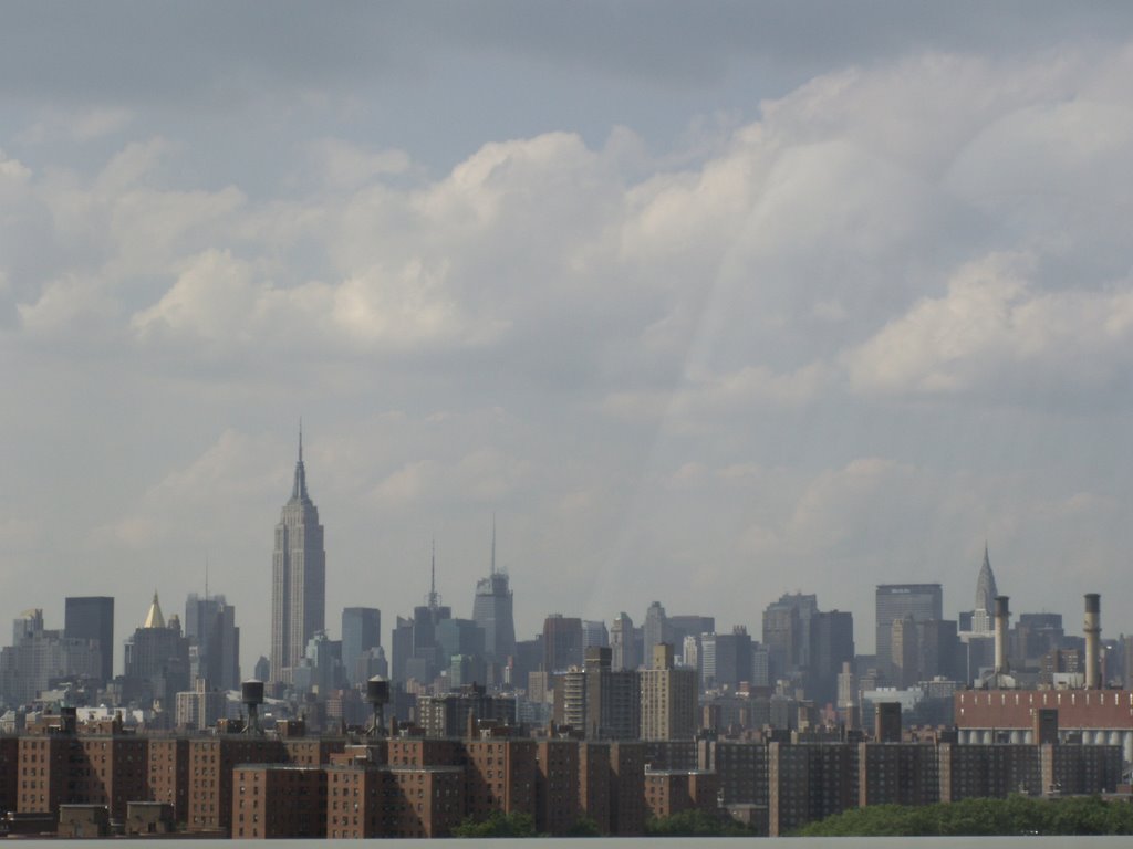 Manhattan Skyline From Williamsburg Bridge by spinard