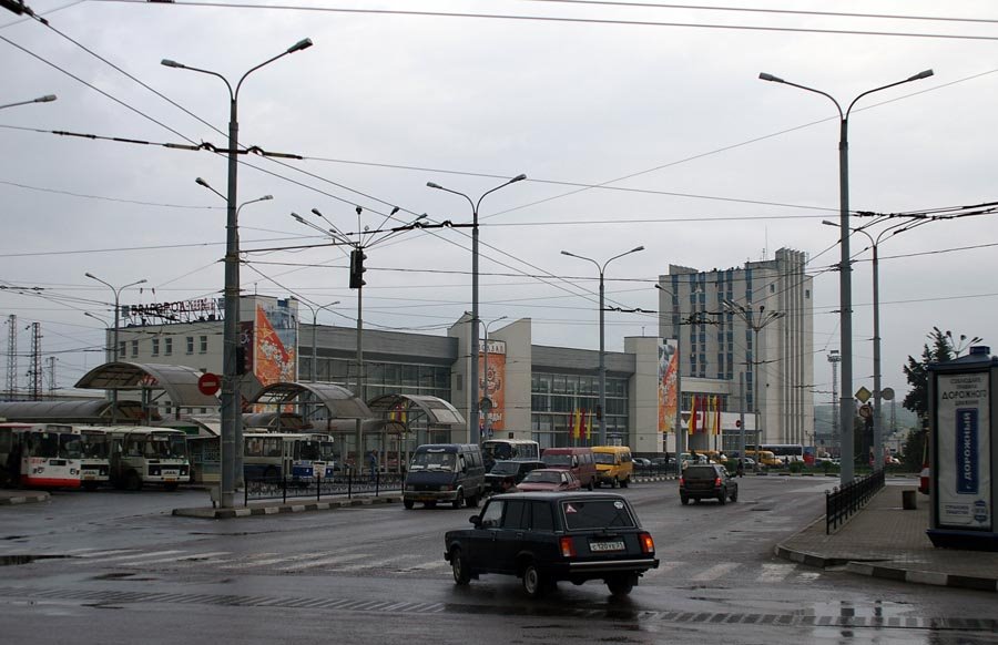 Вид на Вокзальную площадь и ЖД вокзал ст. Белгород / View of Vokzalnaya square and Belgorod railway station (09/05/2007) by Dmitry A.Shchukin