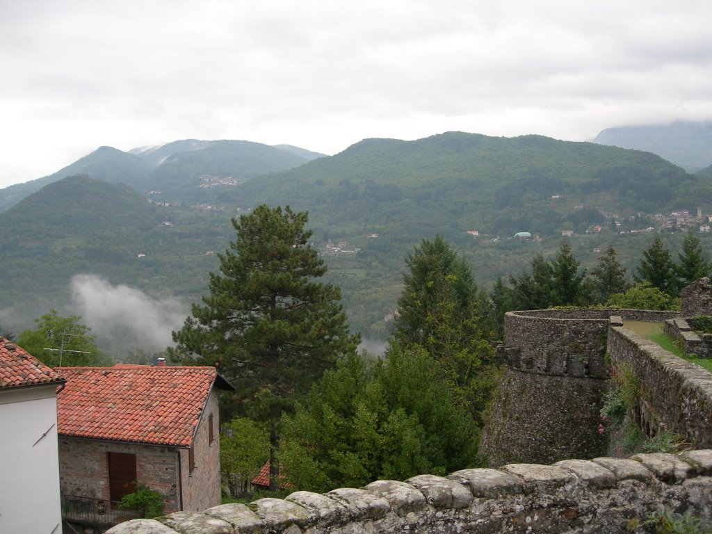 Mountains from Camporgiano's castle by randagino