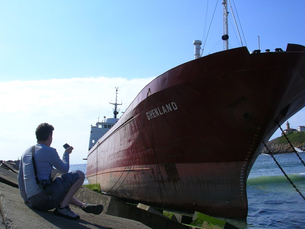 El Grenland encallado en la bocana del puerto by Emilio Hernández