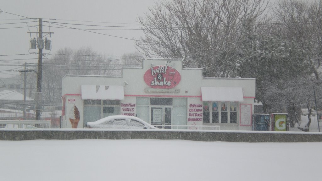 Summer Ice Cream Shop on Revere Beach, Closed for Winter - 31-Dec-2009 by nedfarrar