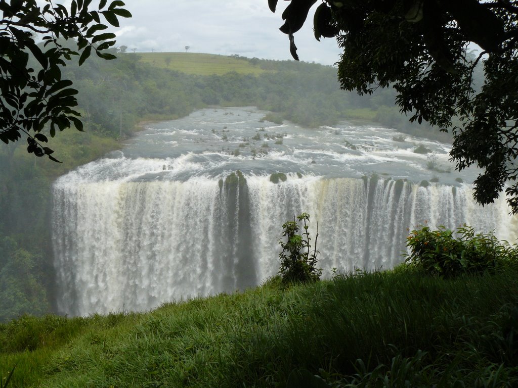 Nova Ponte - Cachoeira da Fumaça no Rio Claro by Altemiro Olinto Cristo