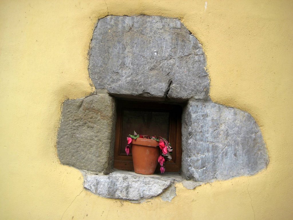 Ventana con detalle floral. by La Casa del Chiflón (Bulnes)