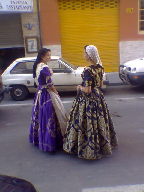 Foto de dos falleras alicantinas-calle de general elizaizin by francisco miguel gom…