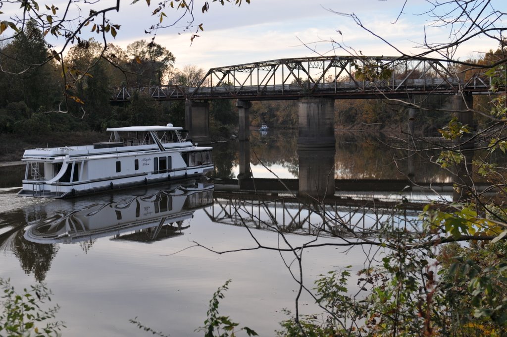 Houseboat Motors up River in Columbus, MS by skibum415